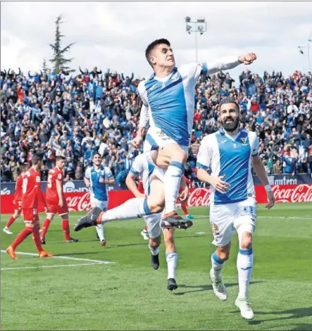  ??  ?? CELEBRACIÓ­N POR LO ALTO. Bustinza festeja con rabia su gol, el primero del partido, anotado de remate de cabeza.