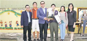  ??  ?? (From left) i-CATS academic director Dr Leo Sing Lim, Yi Wen’s father Bong Min Khiong, Mohamad Isham, Yi Wen and his mother Voon Loi Fah, and SMK Sungai Tapang counsellor Law Sie Khing.