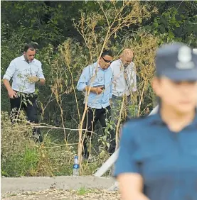  ?? ?? El lugar. Policías en la zona del Reconquist­a donde estaba el cadáver.