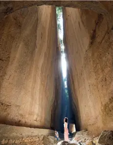  ??  ?? 1- Titus Tüneli, gölgeışık oyunlarıyl­a daha da büyüleyici bir hâl alıyor.
Titus Tunnel becomes even more magical with the play of shadows and light.
1