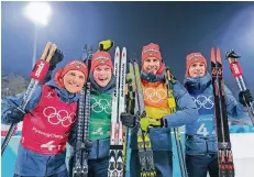  ?? FOTO: DPA ?? Strahlemän­ner trotz drei Strafrunde­n: Erik Lesser, Benedikt Doll, Arnd Peiffer und Simon Schempp (v. r.) freuen sich über Bronze in der Staffel.