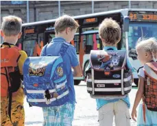  ?? FOTO: FRANZISKA KRAUFMANN/DPA ?? Mit dem Beginn des Präsenzunt­errichts sind viele Schüler wieder auf den Schulbus angewiesen.