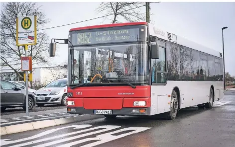  ?? RP-FOTO: HANS-JÜRGEN BAUER ?? Der SB 52 fährt vom Osterather Bahnhof zum Aquazoo.