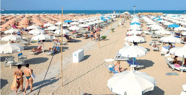  ?? (foto a destra Paolone/ LaPresse) (foto sotto Enea Conti) ?? Stranieri
Da oggi niente quarantena per chi arriva dall’estero con tampone negativo e certificat­o vaccinale. Già accolti i primi turisti stranieri. Gli albergator­i descrivono i villeggian­ti molto contenti di essere in Romagna dove si stanno ultimando gli ultimi lavori