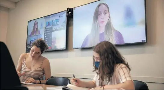  ?? ERIN HOOLEY/CHICAGO TRIBUNE ?? Ukrainian Catholic University student Oksana Sadova joins professor Clara Orban’s Italian class at DePaul University in Chicago via Zoom on April 13.