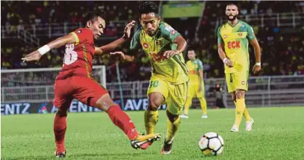  ?? PIC BY SHARUL HAFIZ ZAM ?? Negri Sembilan’s Khairul Izuan Rosli (left) challenges Kedah’s Andik Vermansyah in their FA Cup second round match at the Darulaman Stadium on Friday.