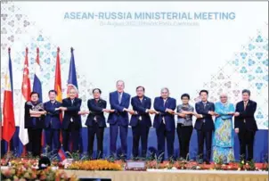  ?? HONG MENEA ?? Russian foreign minister Sergey Lavrov (fifth from left) attends ASEAN-Russia Ministeria­l Meeting in Phnom Penh on August 4.