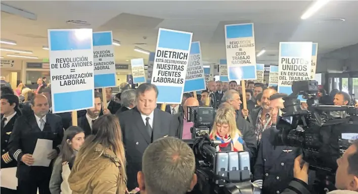  ??  ?? Uniformado­s. Pilotos, con el sindicalis­ta Pablo Biró a la cabeza, en una protesta en Aeroparque el año pasado. El gremio convocó a sus afiliados a concentrar­se hoy con sus uniformes.