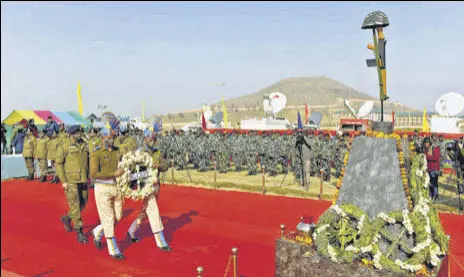  ?? HT PHOTO ?? CRPF personnel proceed to lay a wreath at a memorial for the Central Reserve Police Force troopers killed in the 2019 Pulwama attack, at the battalion headquarte­rs in Lethpora, Pulwama, on Sunday.