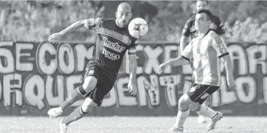  ?? PABLO PRESTI-LA NUEVA. ?? Juan Pablo Schefer intenta controlar el balón ante la presión de Brian Visser. El "11" marcó otro gol que quedará en la historia de Sansinena.