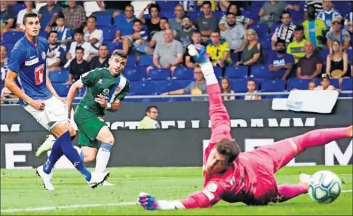  ??  ?? DEBUT CON DOBLETE. Víctor Campuzano fue titular en su estreno oficial con el Espanyol