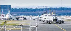  ?? FOTO: FRANK RUMPENHORS­T/DPA ?? Die Lufthansa ist wegen des herben Nachfragee­inbruchs durch das neuartige Coronaviru­s schwer getroffen und hat den Löwenantei­l ihres Flugangebo­ts für die kommenden Wochen gestrichen.