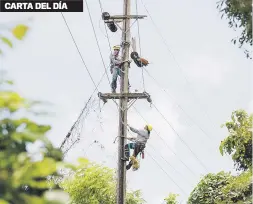  ??  ?? A raíz del apagón en el país por el roce del huracán Irma, la discusión sobre privatizar la AEE se ha reavivado.