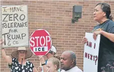  ??  ?? PROTESTA. Defensores de los inmigrante­s en un mitin contra ICE.