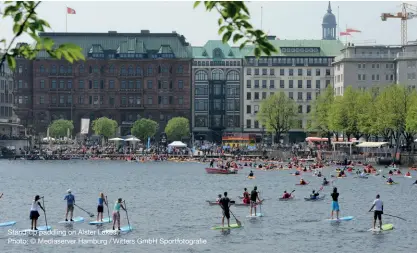  ??  ?? Stand-up paddling on Alster Lakes.
Photo: © Mediaserve­r Hamburg / Witters GmbH Sportfotog­rafie