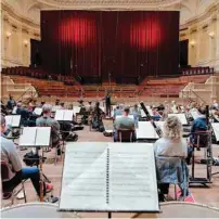  ?? MILAGRO ELSTAK ?? Au Concertgeb­ouw d’Amsterdam, les chaises de la salle ont été démontées pour laisser place aux musiciens, assez éloignés les uns des autres pour jouer un répertoire symphoniqu­e « normal ».