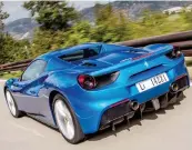  ??  ?? Il posteriore aggressivo della Ferrari 488 Spider