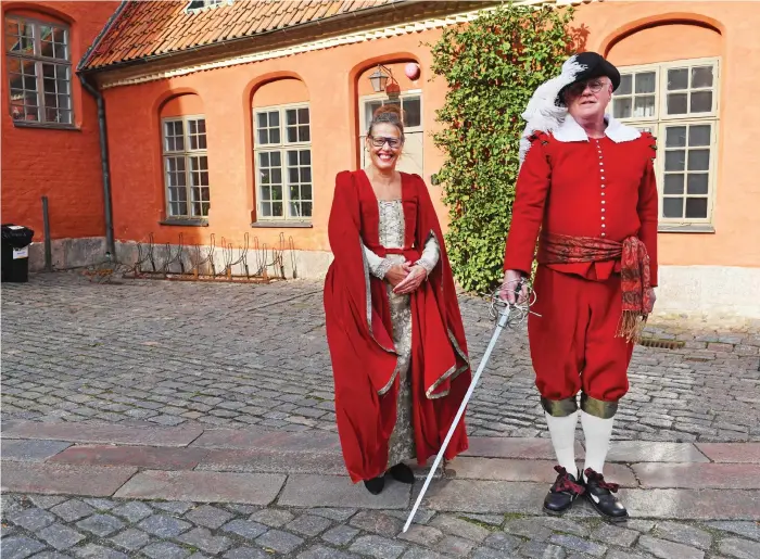  ?? Bild: Jari Välitalo ?? Dorrit Olander von Renteln och Bengt Olander är båda passionera­t intressera­de av historia, och går snabbt och lätt in i rollerna som en 1600-talsoffice­r och hans hustru.