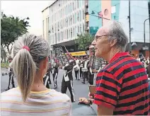  ??  ?? Visitas. Los turistas también disfrutaro­n del color y piruetas del desfile.