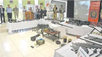  ??  ?? En una conferenci­a de prensa, de marzo de 2016, se expusieron algunas de las armas incautadas y que iban a ser traficadas, según la acusación del Ministerio Público.