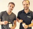  ?? Foto: S. Richly ?? Die Münchner Daniel (links) und Paul Russ haben ein Eis entwickelt, das ohne Zucker gemacht wird.