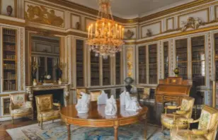  ??  ?? Ci-dessous, l’appartemen­t privé du roi, au château de Versailles, réaménagé, transformé et agrandi pendant le règne de Louis XV.