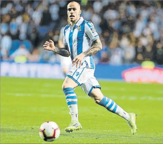  ?? FOTO: UNCITI ?? Sandro conecta un pase durante el partido contra el Levante en el que volvió a jugar como titular sin poder romper su sequía goleadora