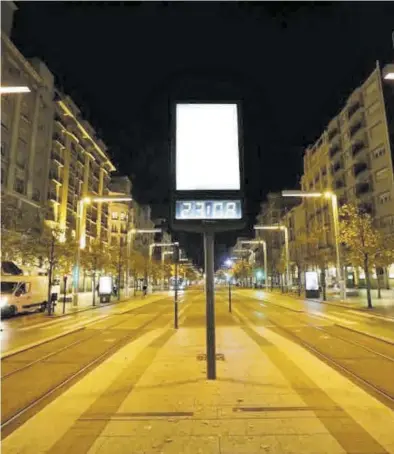  ?? ÁNGEL DE CASTRO ?? ((
El paseo de la Independen­cia desierto, en una de las primeras jornadas con toque de queda a las 23.00 horas.