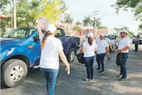  ??  ?? Colaborado­res de Grupo Megamedia durante el tradiciona­l voceo de cada 31 de mayo.