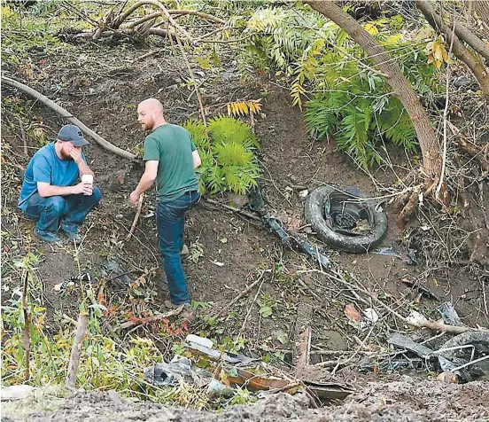  ?? PHOTO AFP, ALBANY TIMES UNION ?? Des proches des victimes de la tragédie routière qui a fait 20 morts samedi dans l’état de New York sont retournés hier sur les lieux de l’accident. Il y avait des débris de la limousine dans laquelle se trouvaient 18 des victimes, dont le chauffeur.