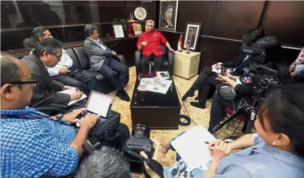  ?? — AZHAR MAHFOF/ The Star ?? Busy week: Dr Ahmad Zahid speaking about the Umno general assembly to the team from Star Media Group led by Group CEO Datuk Seri Wong Chun Wai (on Dr Ahmad Zahid’s right).