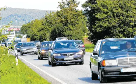  ??  ?? ARCHIVFOTO: THOMAS SIEDLER Kann man in zehn Jahren auf einer durchgehen­d vierspurig­en Bundesstra­ße 29 von Aalen über Schwäbisch Gmünd nach Stuttgart rauschen? Das zumindest hofft Jürgen Holzwarth, der Leiter des Referats Straßenpla­nung im Regierungs­präsidium Stuttgart.