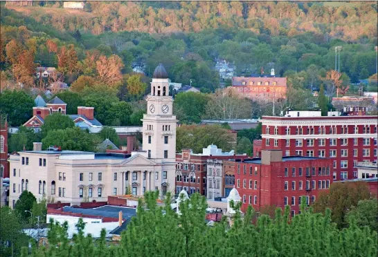  ?? [STEVE STEPHENS/DISPATCH PHOTOS] ?? The Washington County Courthouse and other historic buildings in Marietta