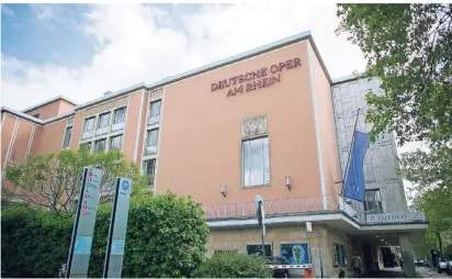  ?? FOTO: DPA ?? Eine Sanierung des Rheinopern-Nachkriegs­baus aus den 50er Jahren in der Düsseldorf­er Innenstadt dürfte nach Schätzung von Fachleuten mehr als 100 Millionen Euro kosten.