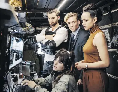  ?? BILD: Stanislav Honzik/Netflix ?? Stuart Martin (links), Ruby O. Fee (unten), Matthias Schweighöf­er und Nathalie Emmanuel in einer Szene des Films „Army of Thieves“.
