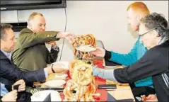  ??  ?? Karl-Heinz Rummenigge (h., l.) schaufelt eine Weißwurst auf den Teller von Maik Walpurgis.