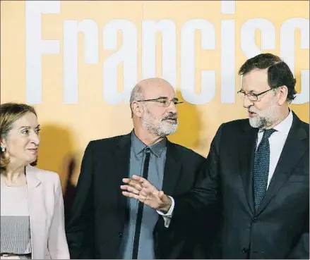  ?? MARISCAL / EFE ?? El escritor y el poder. Fernando Aramburu, ayer en la Real Casa de Correos de Madrid, recibiendo el premio Francisco Umbral al Libro del Año por Patria, entre Ana Pastor y Mariano Rajoy