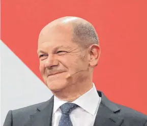  ?? ?? Mienenspie­le am Wahlabend: Olaf Scholz (links) hat angesichts der Stimmenzuw­ächse bei der SPD beste Laune, sein Rivale Armin Laschet von der Union wirkt zerknirsch­t.