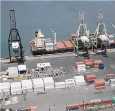  ?? GETTY IMAGES ?? Un buque es descargado en el puerto de San Juan, Puerto Rico, donde solo barcos de bandera estadoundi­ense pueden atracar para llevar mercancías.