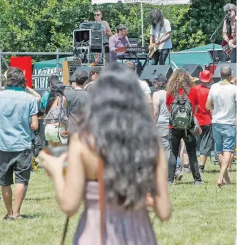  ?? P. CHAPELA ?? EL OBJETIVO DOBLE MENSAJE La campaña reafirma la idea de que son las mujeres las que tienen la última palabra, mientras que los varones tienen que respetar sus deseos. El punto de partida de la misma son los festivales, un contexto lúdico y festivo.