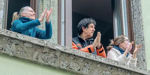  ??  ?? Insieme In alto medici e infermieri del reparto Malattie infettive dell’ospedale di Cremona. Sopra, l’applauso-tributo dei cittadini al personale sanitario