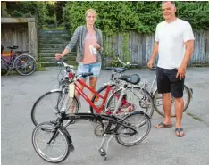  ??  ?? Drei auf einen Streich: Eigentlich wollten Julia Leibold und Jürgen Reisach nur ein Rad kaufen – aber bei diesen Schnäppche­npreisen...