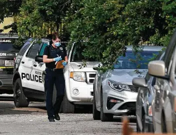  ?? Melissa Phillip / Staff photograph­er ?? A man was found shot to death in his parked car at the Bellfort Plaza Apartments. The slaying marks a 35 percent increase in violent crime from the same time during 2020.