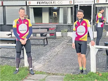  ??  ?? TRIBUTE: Craig Wallace and Ali Evans cycled 672 miles and raised £13,000 for charity.