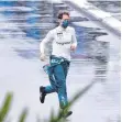  ?? FOTO: JERRY ANDRE/IMAGO IMAGES ?? Zu Fuß deutlich unter Tempo 130: Klimaschüt­zer Sebastian Vettel.