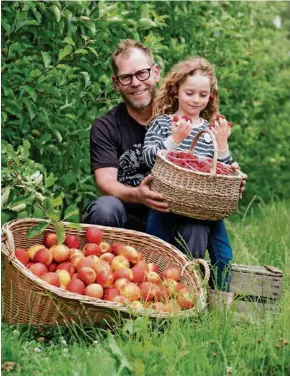  ??  ?? Christophe­phe Borboën, 49 ans, dans son verger de pommiers avec Ludivine, sa lle de 6 ans. La famille est établie à Denges depuis cinq génération­s.