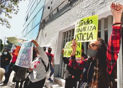  ?? ARCHIVO LAURA LOVERA ?? Manifestac­ión de feministas frente a la Fiscalía de la Ciudad de México