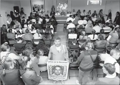  ??  ?? Al participar en una conferenci­a de prensa realizada por el movimiento El Campo es de Todos, con motivo del 98 aniversari­o luctuoso de Emiliano Zapata, padres de los 43 normalista­s de Ayotzinapa desapareci­dos señalaron que a más de 30 meses de los...