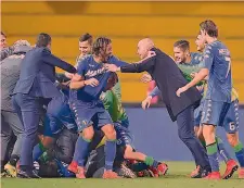  ?? GETTY ?? I giocatori del Sassuolo in festa per il gol vittoria di Peluso