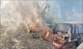  ?? HT PHOTO ?? Protesters burnt vehicles amid clashes over alleged cow slaughter in Bulandshah­ar on Monday.